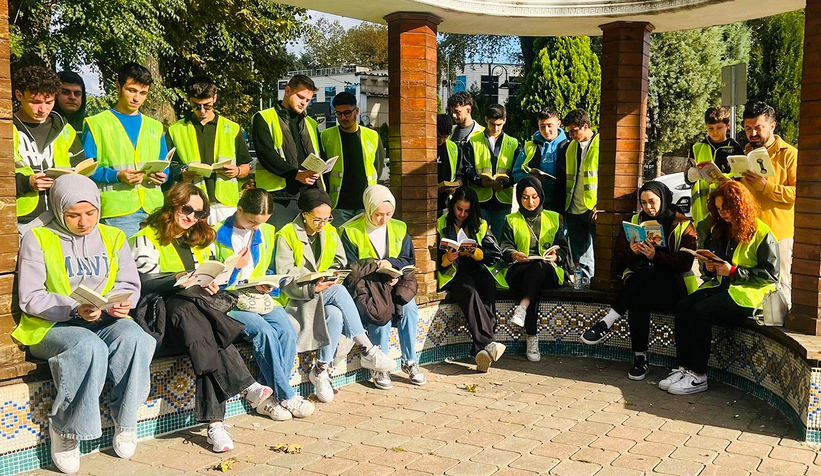 Hendek Meydanı’nda kitap okuma etkinliği