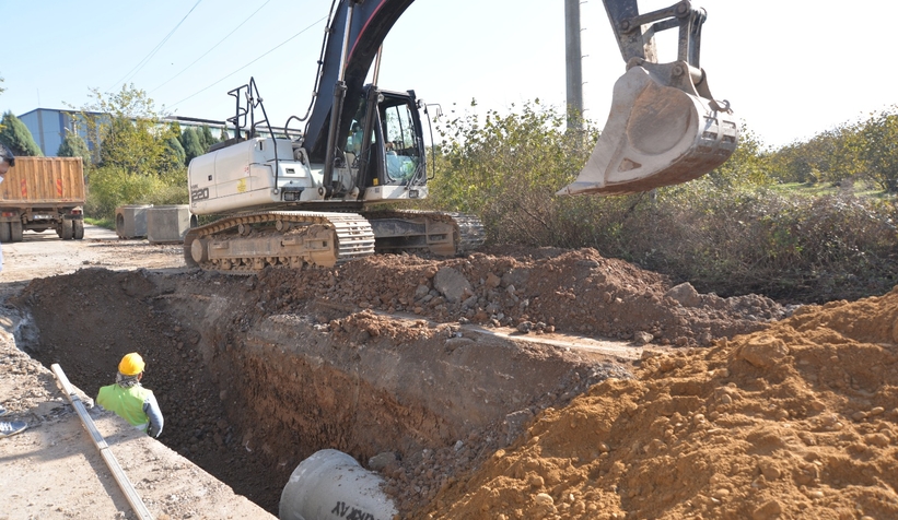 Hendek'te alt yapı çalışmaları sürüyor