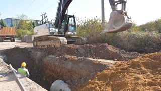 Hendek'te alt yapı çalışmaları sürüyor