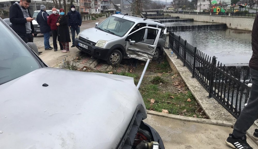 Hendek'te iki hafif ticari araç çarpıştı. Kazada 2 kişi yaralandı.