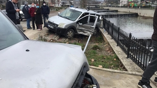 Hendek'te iki hafif ticari araç çarpıştı. Kazada 2 kişi yaralandı.