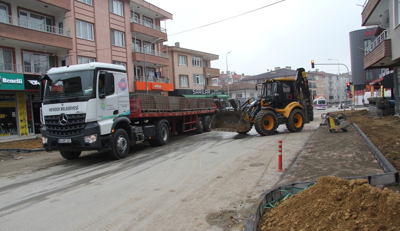 Hendek'te yağmur suyu hattı çalışmaları sürüyor