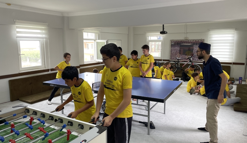 Her gün farklı etkinlik düzenliyor, çocuklar camiye akın ediyor