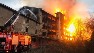 Hırsızlık yaparken fabrikayı yakmışlar