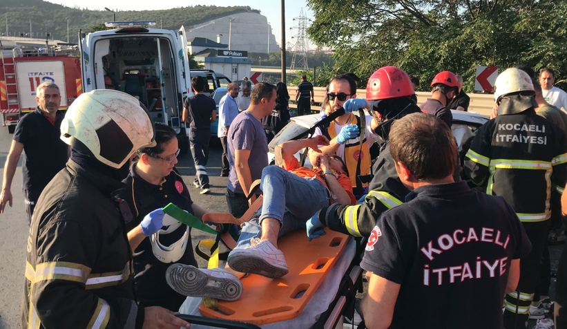 Hız gösterge ibresi 140'ta takılı kalan otomobilden 7 yaralı çıkarıldı