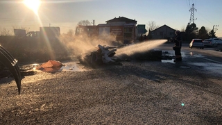 Hızlı karar verdi kamyonu yanmaktan kurtardı