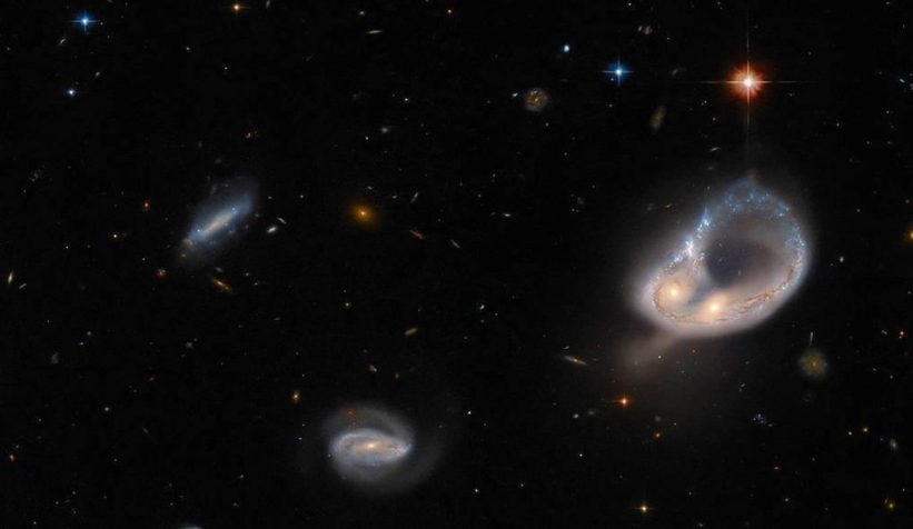 Hubble, iki galaksinin çarpışmasını görüntüledi