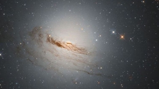 Hubble, yavaşça ölmekte olan bir galaksiyi görüntüledi