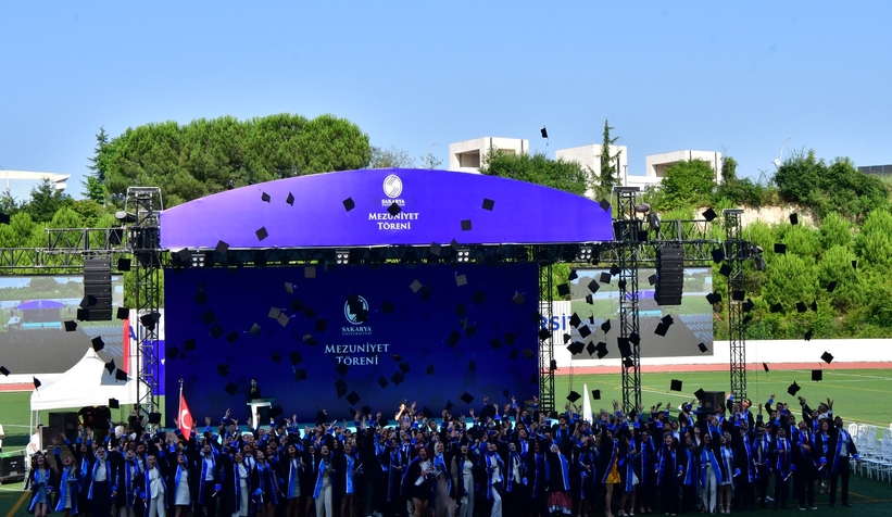 Hukuk Fakültesinde mezuniyet coşkusu