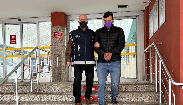 Hurda dükkanında 10 kaçak göçmen yakalandı