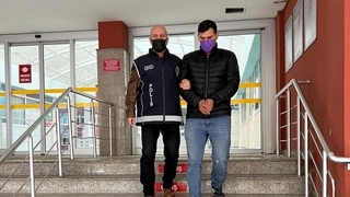 Hurda dükkanında 10 kaçak göçmen yakalandı