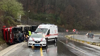 Hurda yüklü tır devrildi: 1 yaralı