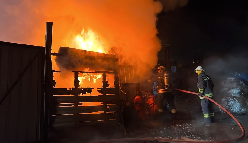 Hurdalıkta yangın: 2 katlı bina kül oldu