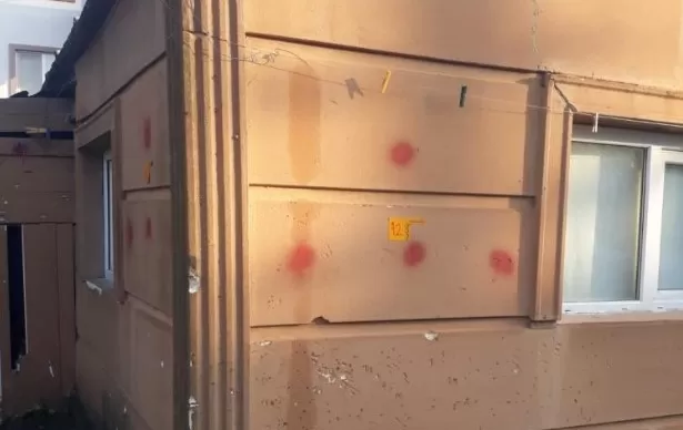 Husumetlisinin evini kundaklamaya gitti, ağabeyi vuruldu