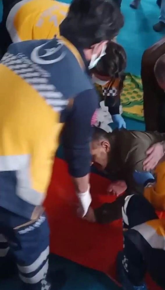 Hutbeyi dinlerken kanlar içerisinde yere yığıldı