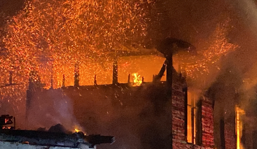  İki ahşap ev kül oldu