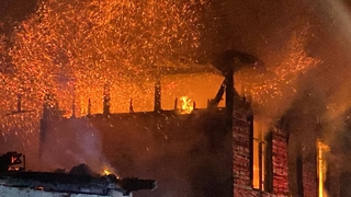  İki ahşap ev kül oldu