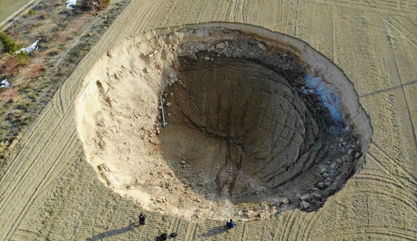 İki fay arasında dev obruk oluştu