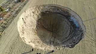 İki fay arasında dev obruk oluştu