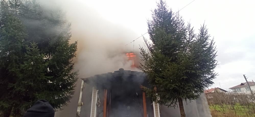 İki katlı ahşap ev alev alev yandı