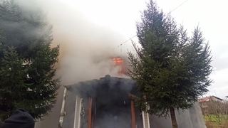 İki katlı ahşap ev alev alev yandı