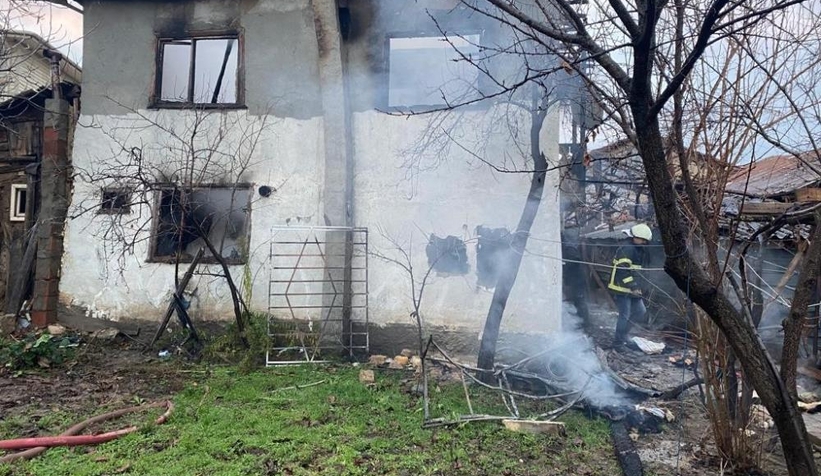 İki katlı ahşap evde çıkan yangında yaşlı adam öldü