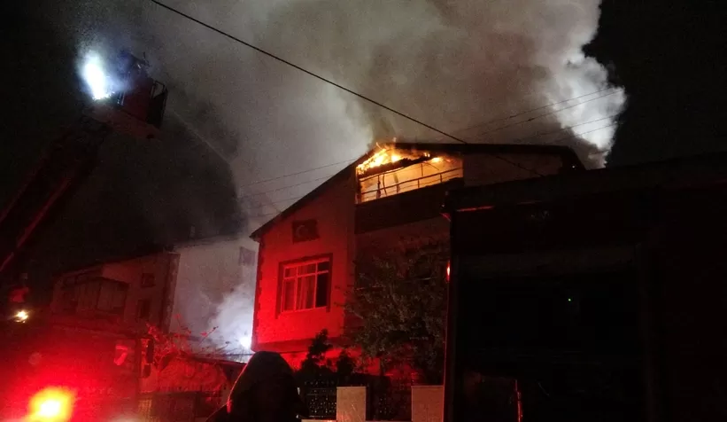 İki katlı binanın çatısı alev alev yandı
