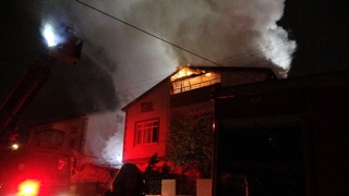 İki katlı binanın çatısı alev alev yandı