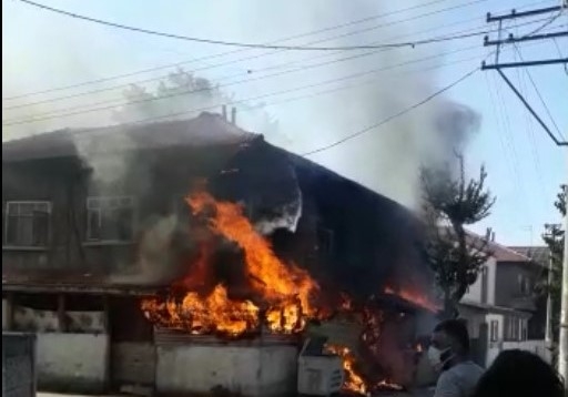 İki katlı ev alev alev yandı