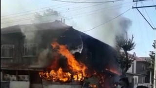 İki katlı ev alev alev yandı