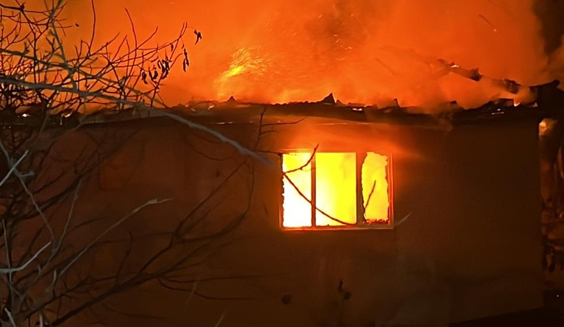 İki katlı ev alev alev yandı