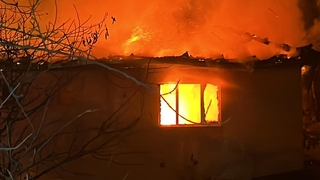İki katlı ev alev alev yandı