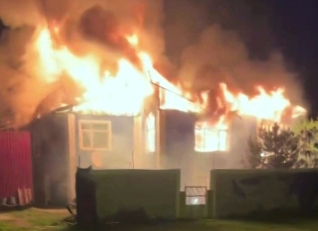 İki katlı ev alev alev yandı