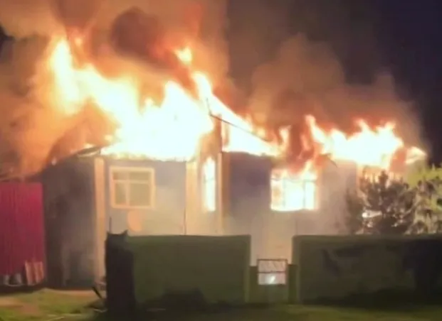 İki katlı ev alev alev yandı