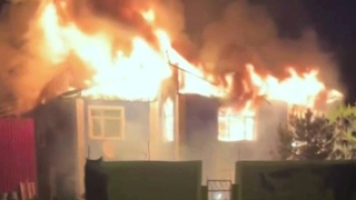 İki katlı ev alev alev yandı