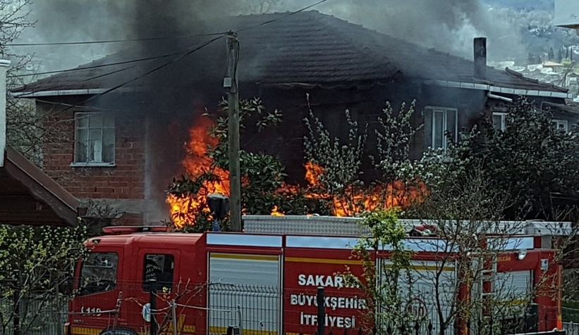 İki katlı ev alev alev yandı