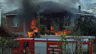 İki katlı ev alev alev yandı