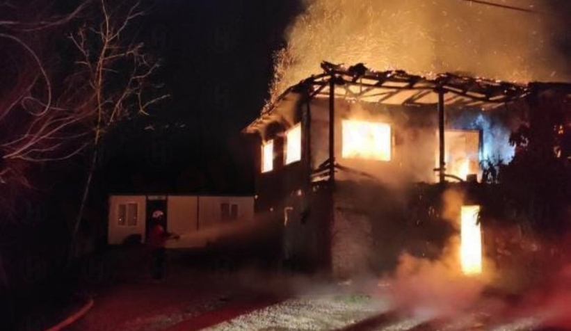 İki katlı ev alev alev yandı