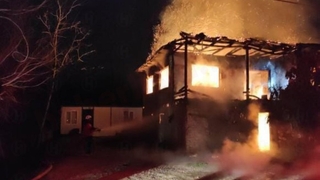 İki katlı ev alev alev yandı