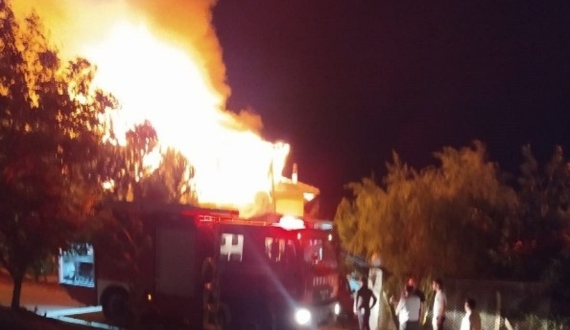 İki katlı ev alev alev yandı