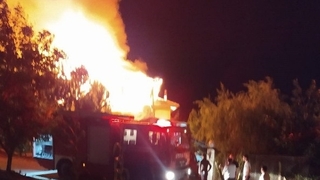 İki katlı ev alev alev yandı