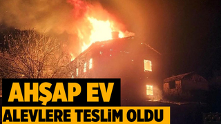 İki katlı ev alev alev yandı