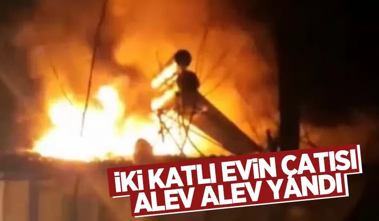  İki katlı evin çatısı alev alev yandı