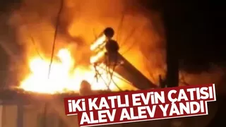  İki katlı evin çatısı alev alev yandı