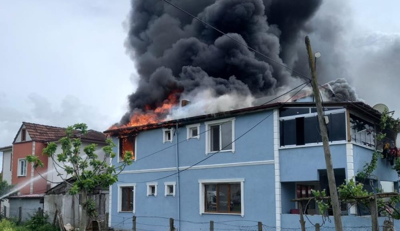 İki katlı evin çatısı alevlere teslim oldu