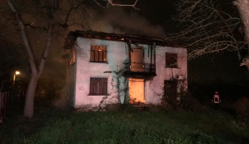 İki katlı kerpiç ev küle döndü