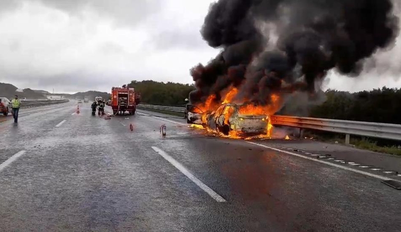 İki otomobil alev topuna döndü: 4 yaralı