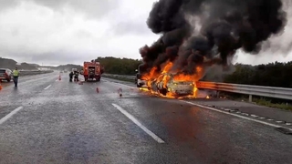 İki otomobil alev topuna döndü: 4 yaralı