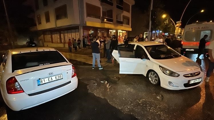 İki otomobil çarpıştı: 3 yaralı