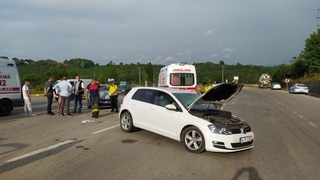 İki otomobil çarpıştı: 3 yaralı